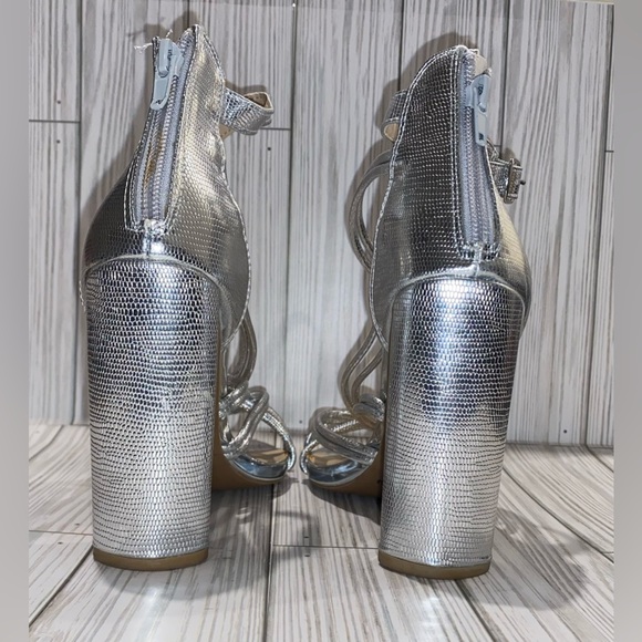 QUIPD “Lyra” Metallic Heel Size 8.5 - Picture 7 of 8